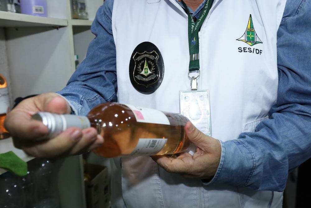 Capa da notícia: Metanol nas bebidas alcoólicas: GDF intensifica fiscalização e descarta dois casos suspeitos